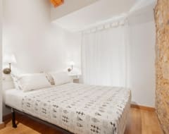 Hotel Sleep&Stay Cort Reial (Girona, Spain)