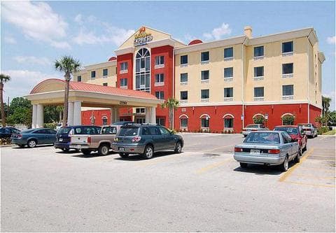 Holiday Inn Express & Suites St. Petersburg North I-275