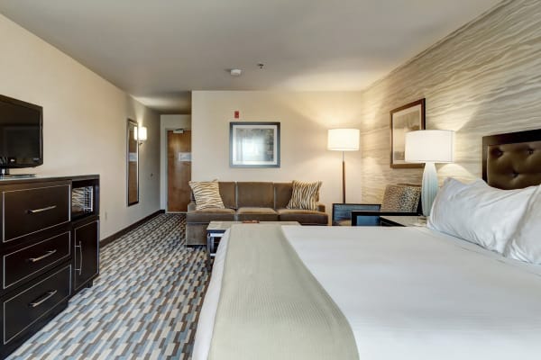 Holiday Inn Express & Suites Warwick-Providence Airport